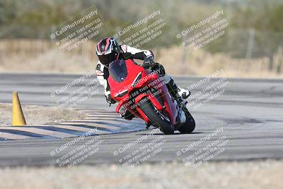 media/Dec-01-2025-Moto Forza (Mon) [[2daa91e15f]]/1-Advanced Group/Session 3 (Turn 3)/